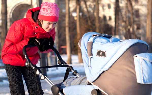Как и сколько гулять с новорожденным зимой? 