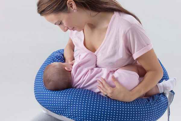 Позы для кормления новорожденного ребенка грудью| 