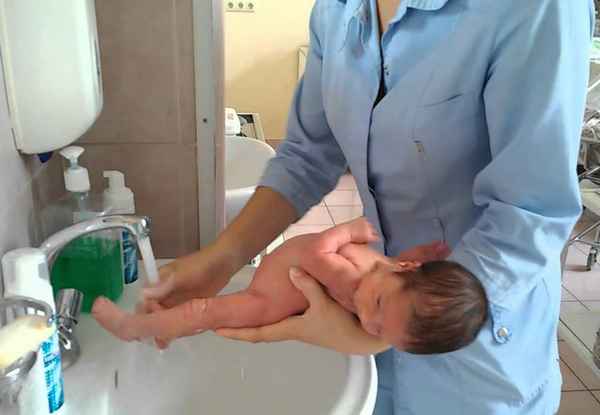 Как правильно подмывать новорожденную дeвoчку 