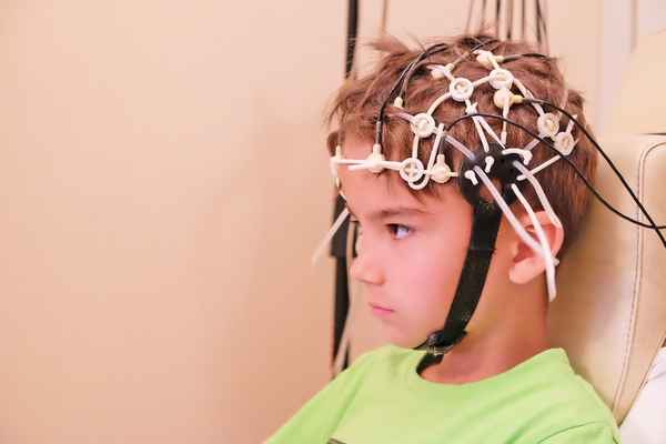 Как подготовиться к ЭЭГ головного мозга у детей? Как ее проводят?| 