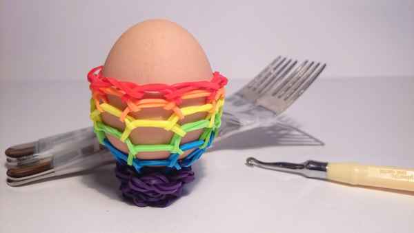 Как сплести яйцо из резинок? 