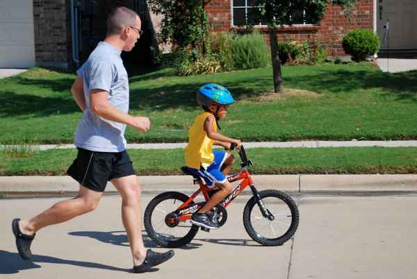 Как научить ребенка кататься на велосипеде? 
