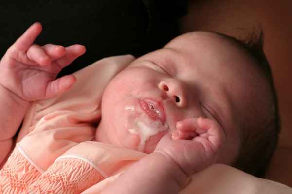 Почему новорожденный часто срыгивает 