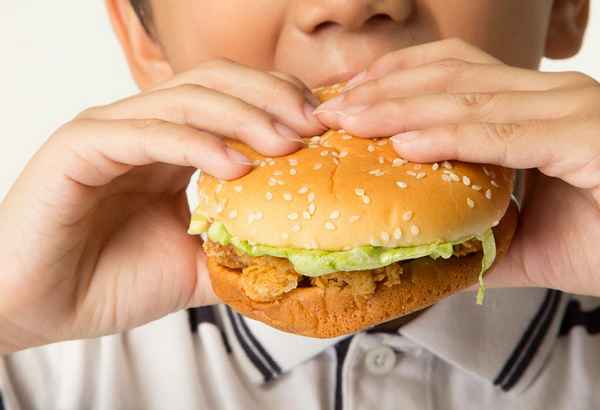 Если ребёнок переедает и злоупотрeбляет нездоровой пищей 