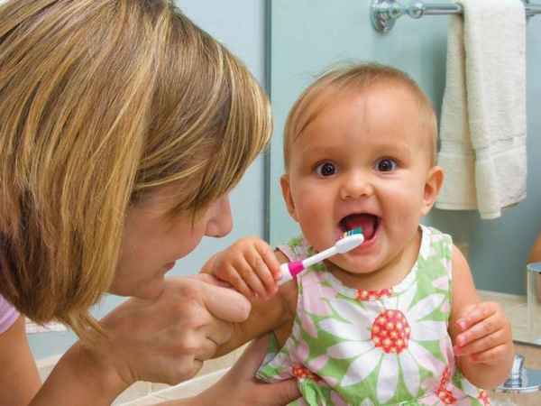 Когда начинать чистить зубы ребенку?| 