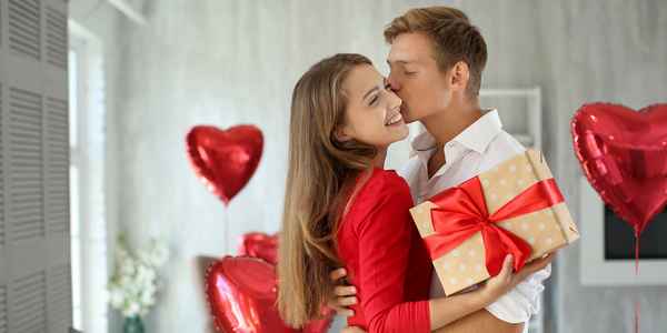 Что подарить девушке на День Влюбленных - советы парням